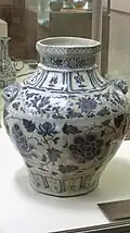 Grande jarre ovoïde, octogonale. Première moitié du XIVe&nbsp;siècle. Jingdezhen. Porcelaine blanche à décor en bleu sous couverte. De telles jarres étaient généralement destinées à l'exportation. Cet exemplaire fut exhumé au Viêt Nam. Musée Guimet MG23582