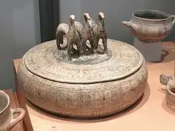 Grande pyxis (boîte, à l’origine en bois de buis) à trois chevaux. Grèce 750-725. Époque géométrique