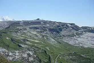 Vue depuis la tête de Véret au nord des Grandes Platières avec au dernier plan à gauche l'aiguille de Bionnassay et les dômes de Miage dans le massif du Mont-Blanc.