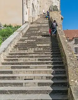 L'escalier menant à la cité religieuse.