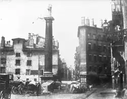 La colonne avant le percement de la rue de la République ; en arrière-plan, les rues Grenette et de la Gerbe