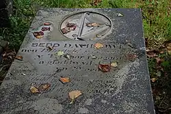 Tombe de David Owen, en pierre grise, avec une épitaphe en gallois