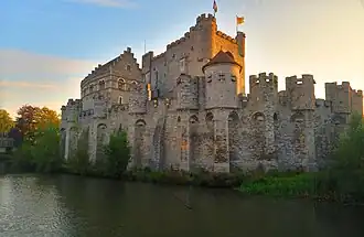 Le château des comtes de Flandre, entouré d'eau, en centre-ville.