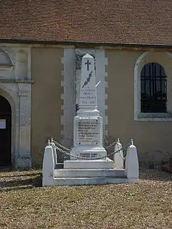 Le monument aux morts à Graveron.