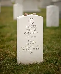 Photographie en couleur de la pierre tombale de Chaffee avec des pierres posées dessus.