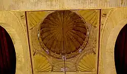 Vue intérieure la coupole du mihrab, élevée à l'intersection de la nef centrale et de la travée de la qibla. Sa calotte, creusée de vingt-quatre cannelures, repose sur un tambour circulaire. Celui-ci est supporté par huit arcatures, dont la moitié encadrent quatre trompes en forme de coquille.