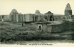 Photographie d'époque (datée de 1900) de la Grande Mosquée de Kairouan, montrant la façade méridionale et orientale, ainsi que le minaret.