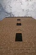 Mur et fenêtres grillagées de la face sud du premier niveau du minaret.