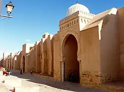 Vue de l'un des porches du mur occidental de l'enceinte de la grande mosquée de Kairouan, en Tunisie.