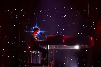 Greczula interprétant Believe Me.