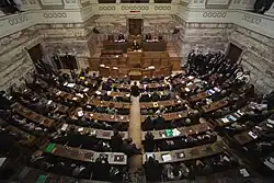 Photographie de la salle du Sénat, dans le bâtiment du parlement hellénique, vue d'en haut.