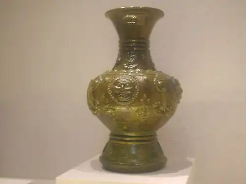 Jarre à glaçure verte, avec une décoration de motifs appliqués, dynastie des Qi du nord (550 - 577)