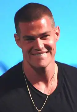 Greg Finley interprète Drake.