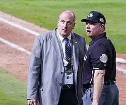 Greg Gibson (à droite) à Arlington le 22 octobre 2011 lors du 3e&nbsp;match de la Série mondiale 2011.