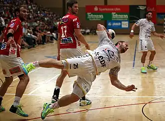 Au tir à 6&nbsp;m en position acrobatique, le 16 août 2014 lors de la Sparkassen-Cup.