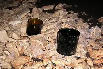 Pièges à insectes (fonds de bouteilles sciées) découverts dans le gouffre de la Grenade.