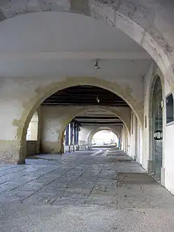 Couverts (arcades) de la bastide, présents sur deux côtés de la place centrale.