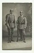 Des réservistes en uniforme gris avec casque avant la marche en 1914