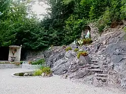 La grotte de Lourdes au sud-est du village.