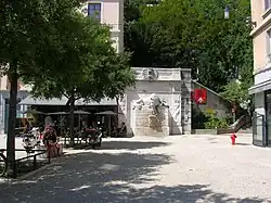 Place de la Cymaise, Fontaine au Lion et le début de la montée