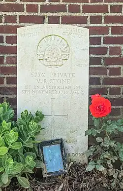La tombe de V.R. Stone avec sa photo.