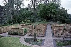 Photographie d'un jardin aromatique bien entretenu.