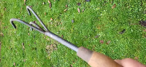 Griffe de jardin pour affiner la terre et désherber