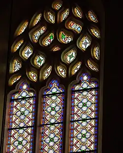 Baie et ses vitraux.