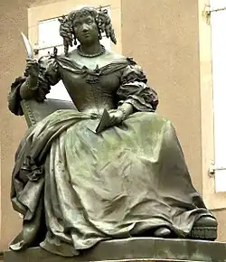 Statue de la marquise de Sévigné érigée en 1857 sur la fontaine de la place Sévigné.