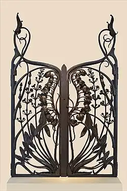 Grille Art nouveau « Calla palustris et sagittaires » réalisée en 1902.
