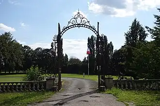 Grille d'entrée principale du château de Combreux.