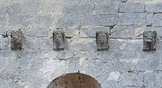 Têtes grimaçantes sur l'extérieur de la nef.