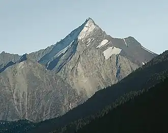 Vue de la face nord de la Grivola avec, à gauche (nord-est), le glacier du Nomenon et, à droite (nord-ouest), le petit glacier de Belleface.