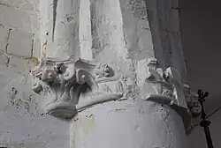Vestiges de sculptures à l'angle du transept.