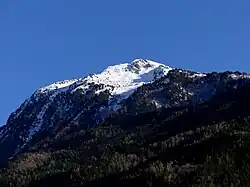 Vue du sommet enneigé depuis Saint-Michel-de-Maurienne.