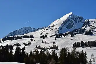 Le Gros Van, au centre, et le mont d'Or, à gauche, vus du sud-est.