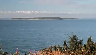 La Grosse île au Marteau, à droite à l'arrière-plan, la Petite île au Marteau
