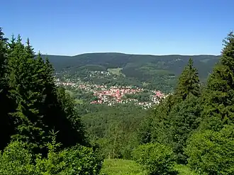 Vue du Großer Beerberg et en deçà le village de Suhl-Goldlauter.