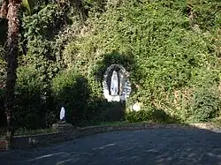La grotte de Lourdes.