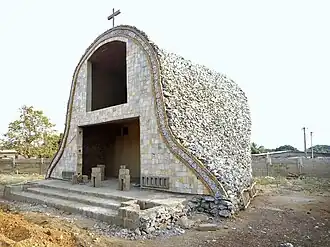 Grotte mariale de la paroisse Marie-Auxiliatrice de Parakou-Bénin en construction vue de profil.