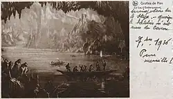 Carte postale noir et blanc présentant des personnes sur une barque dans un paysage de stalactites et de stalagmites.