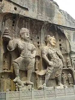 Statues monumentales d'esprits protecteurs sur les rochers des grottes de Longmen, VIIIe&nbsp;siècle.