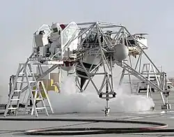 Tests au sol du moteur principal du LLRV no&nbsp;1, photographie prise le 30 octobre 1964 au NASA Flight Research Center.