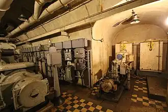 Groupe auxiliaire CLM 1PJ65 assurant l'éclairage de secours de l'usine et le gonflage des bouteilles d'air pour le lancement des groupes électrogènes.