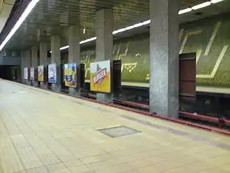 Quais latéraux et voies centrales séparées par des colonnes de soutènement