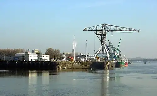 Quai Wilson et grue Titan grise, avant l'arrêt de l'exploitation portuaire.