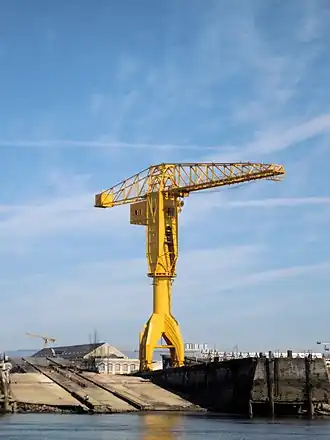 La grue jaune, et une ancienne cale de lancement vue du quai de la Fosse.