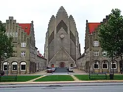 Église de Grundtvig au Danemark, revisitant les pignons à gradins des églises médiévales danoises en brique.