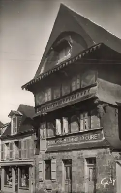La maison est un commerce  ayant pour enseigne Boucherie Limbour-Curet vers 1950.