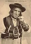 Homme de Guémené portant le costume mille boutons reconnaissable à ses nombreuses rangées de boutons. Butun mad signifie "bon tabac" en breton.